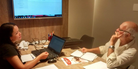 Treinamento-especifarma homem e mulher em sala de reunião em treinamento