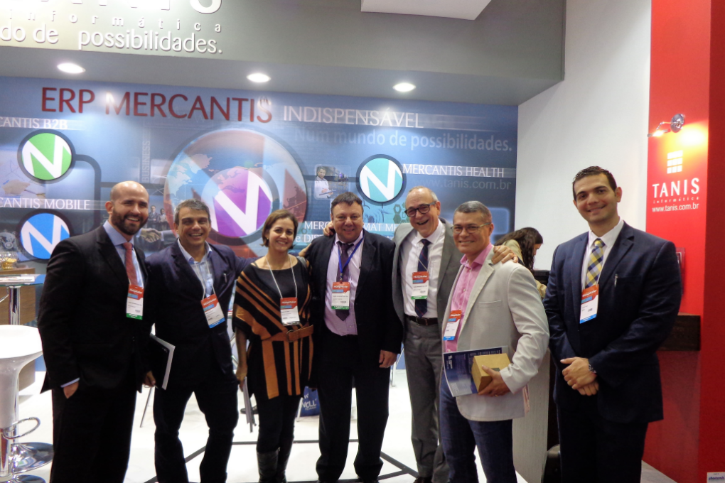 clientes no stand da Tanis na Hospitalar 2016
