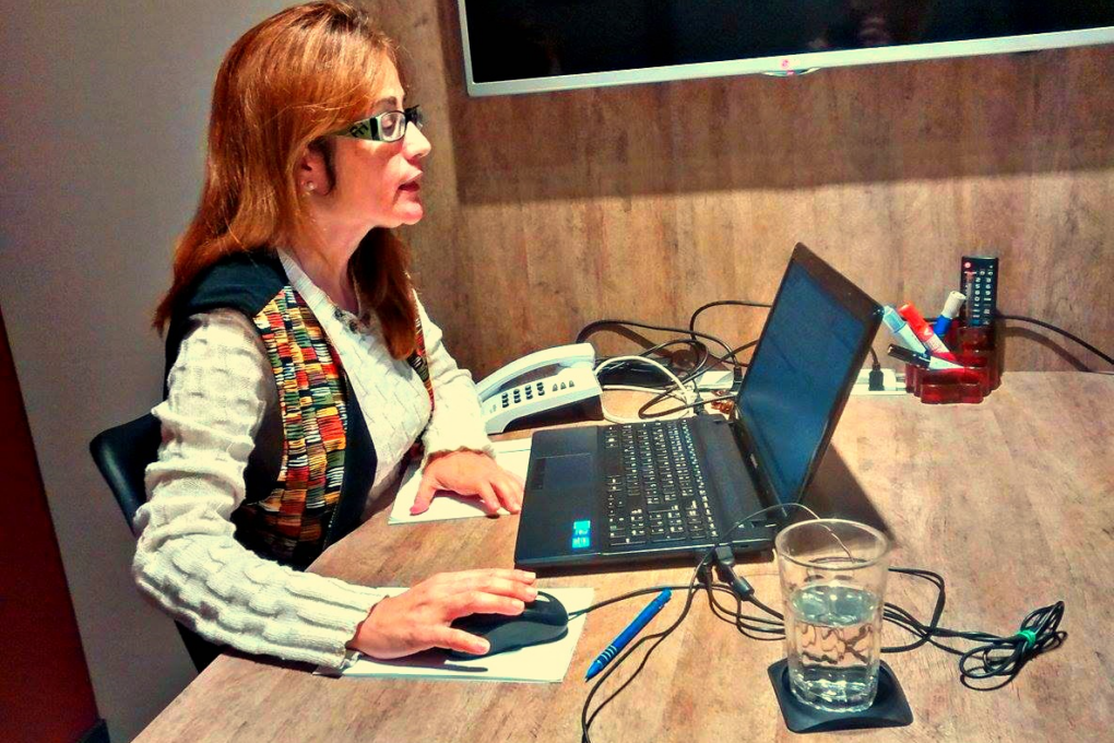 Mulher ao computador em treinamento do software Mercantis