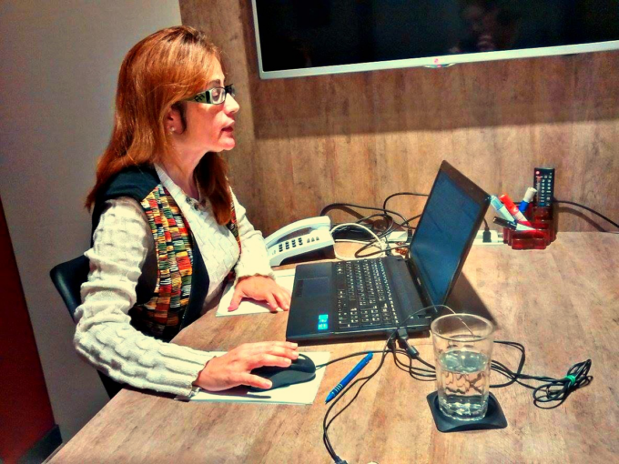Mulher ao computador em treinamento do software Mercantis