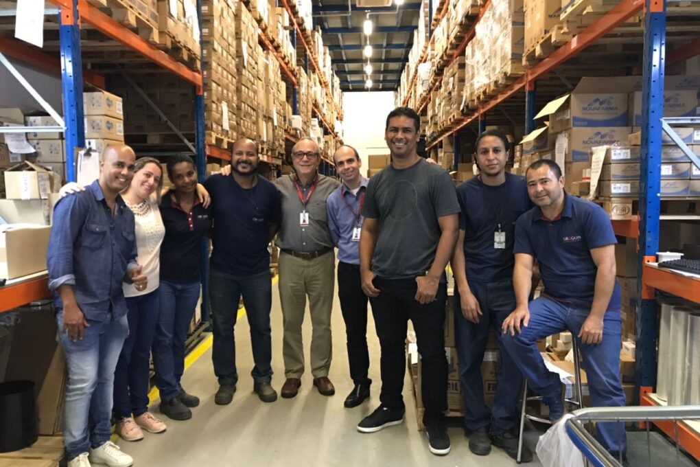 equipe reunida na implantação do mercantis log