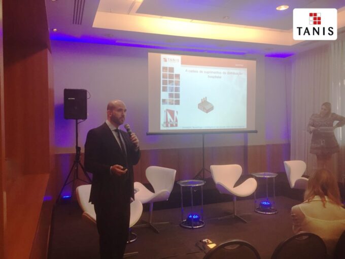 Profissional da Tanis faz uma apresentação no evento de TI