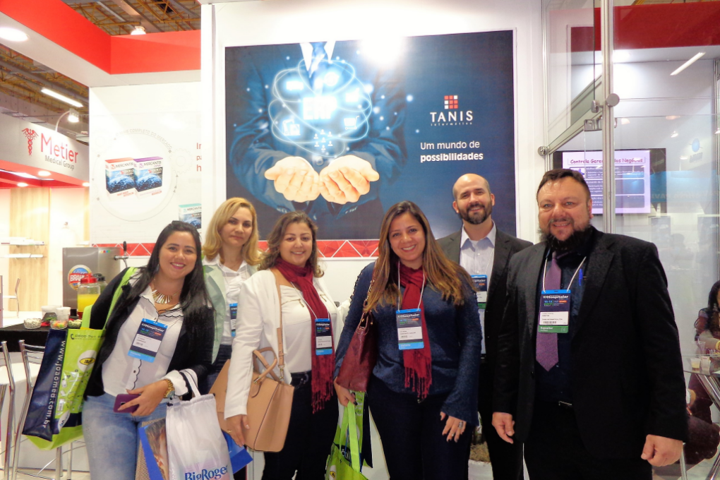 Clientes visitam o stand da Tanis na Hospitalar 2017