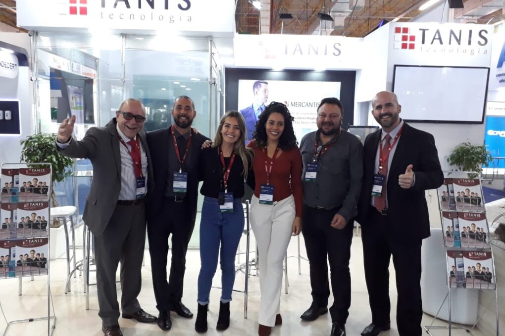 equiep tanis tecnologia no stand na feira hospitalar 2018