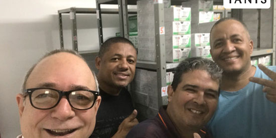 implantacao-do-software-erp-mercantis homens reunidos em estoque de distribuidor hospitalar health care