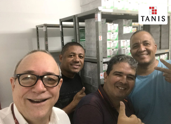 homens reunidos em estoque de distribuidor hospitalar health care